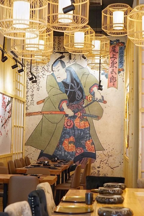 The dining room and its samurai mural